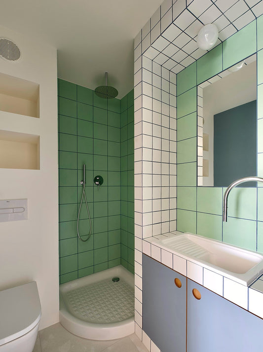 Un baño vibrante lleno de color