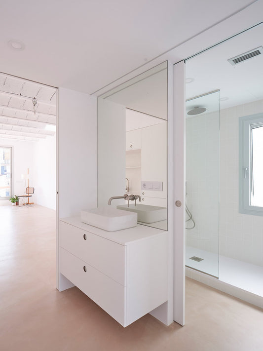 Un baño blanco lleno de luz