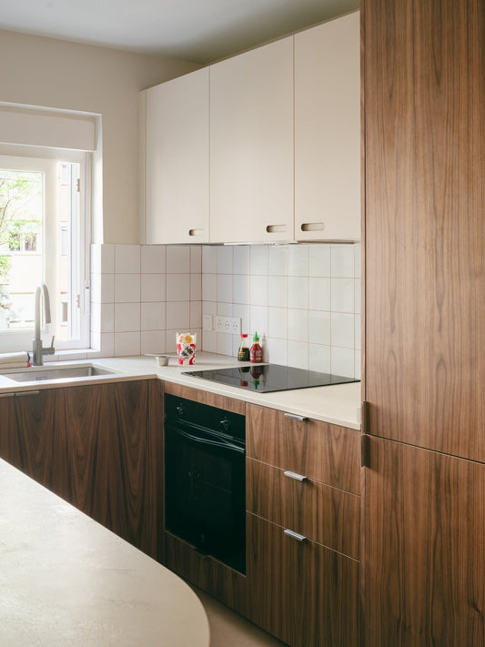 Madera y linóleo: los dos acabados naturales para frentes de cocina