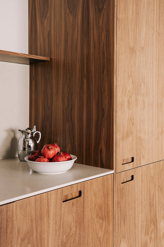 ¿Por qué el material que eliges para tu cocina cambia cómo se siente toda la estancia?