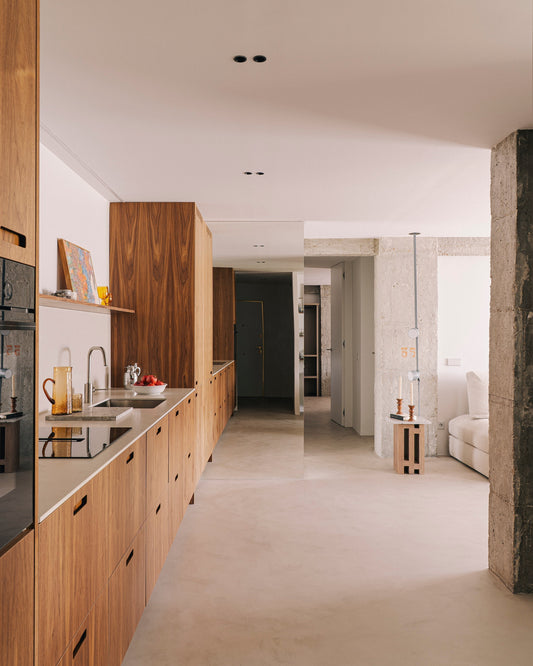 Texturas en diálogo: Nogal, hormigón y espejos