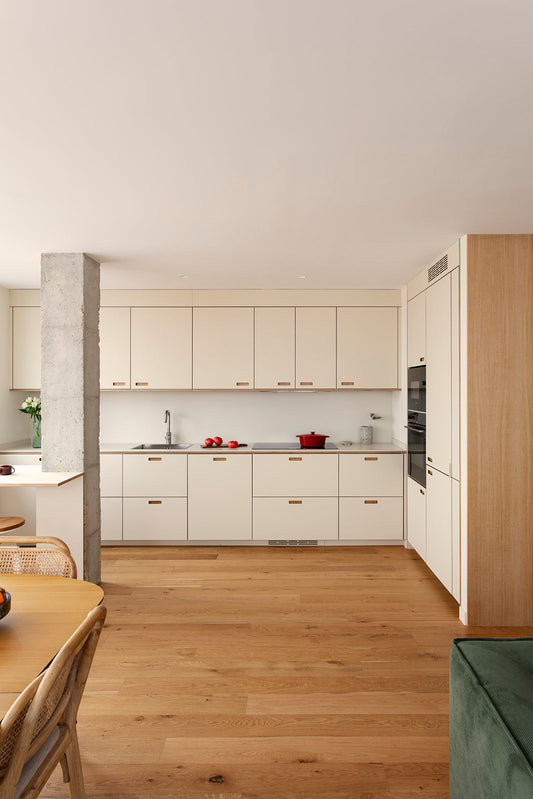 Cocina blanca y madera: por qué sigue funcionando y cómo no hacerla genérica