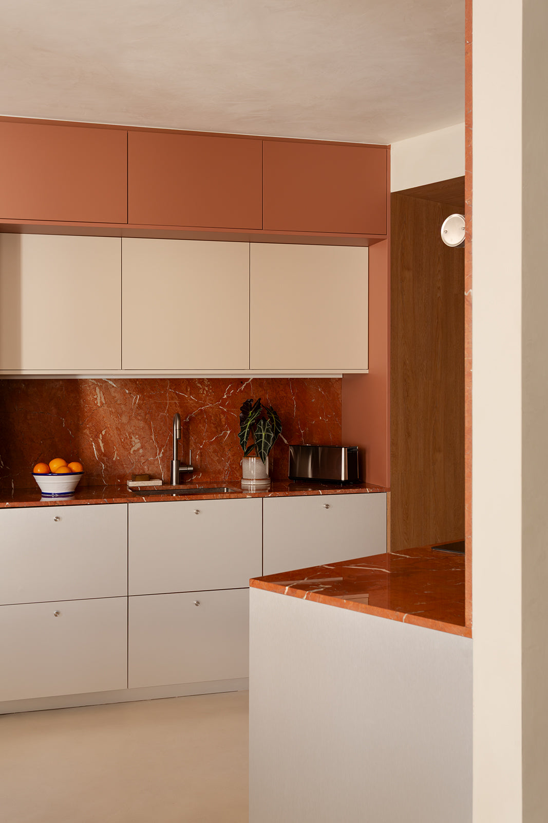 Cocinas con color: cómo elegir tonos que transformen tu espacio