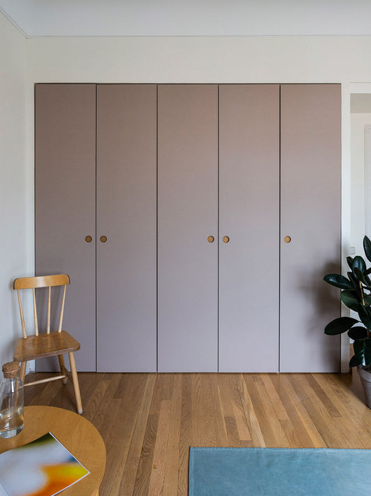 Diseño elegante: funcionalidad y orden en el dormitorio