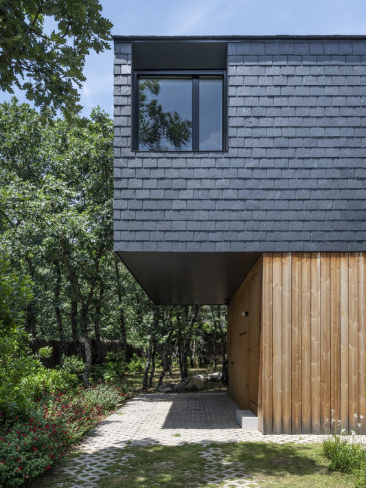 Una casa, un material, un bosque