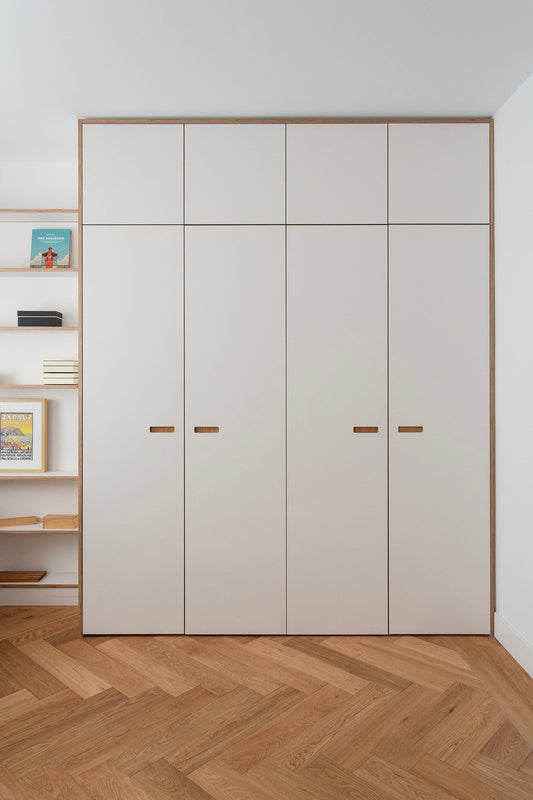 Un vestidor completo a lo largo del dormitorio