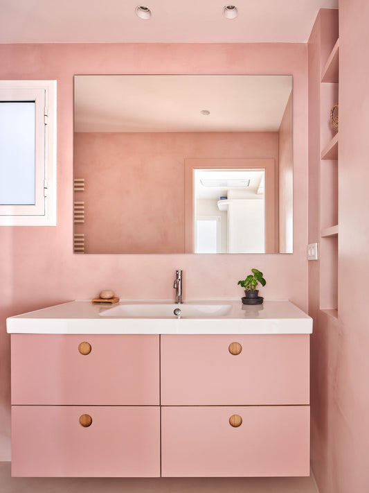 La elegancia y calidez de un baño monocromático