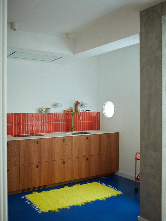 Diseño único en madera que brilla con luz, color y texturas distintivas