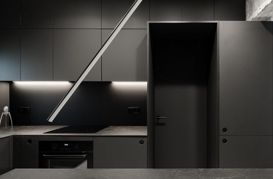 El negro se convierte en el protagonista indiscutible de esta cocina