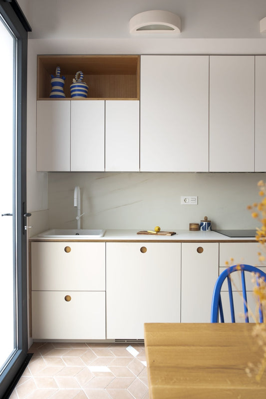 Cocina funcional con amplio ventanal y detalles en madera