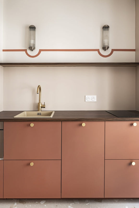 Cocina elegante con detalles dorados