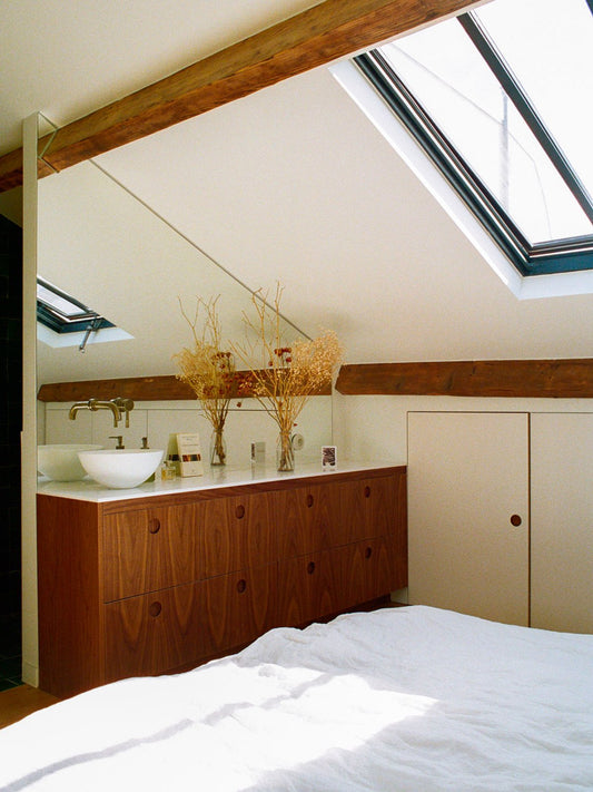 Luz natural y diseño funcional en un apartamento parisino