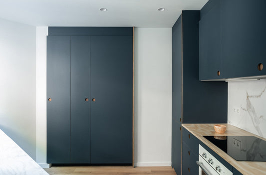 Simplicidad y elegancia en una cocina azul 