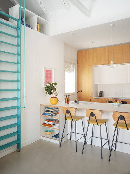 Un ático inspirado en Bali que equilibra funcionalidad, luz natural y conexión con el exterior