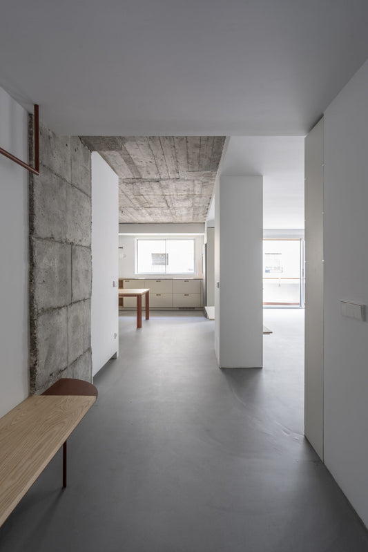 Diseño industrial y calidez para un piso familiar