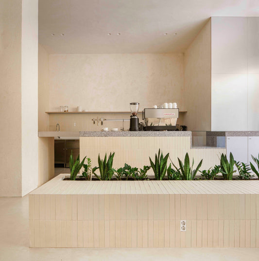 Casa Neutrale: esencia mediterránea y minimalismo en una cafetería con diseño funcional
