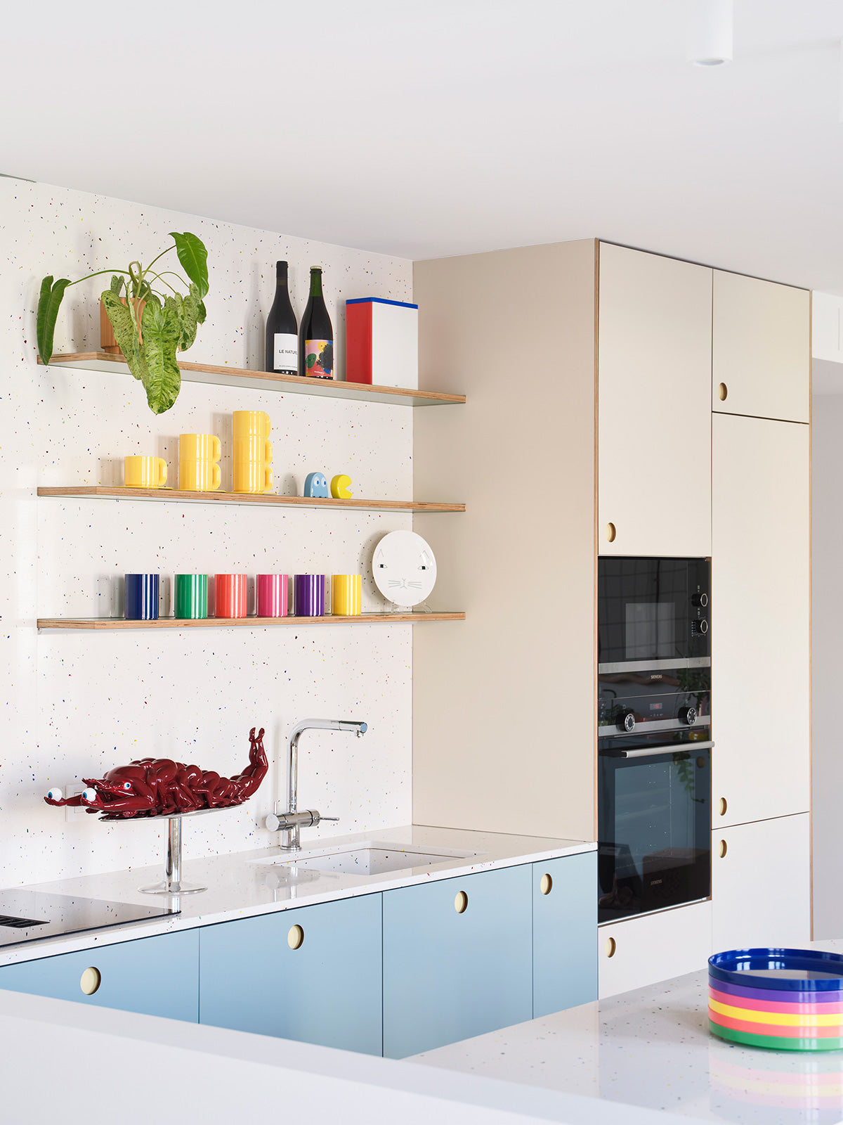 What effect does color have in a kitchen and why is it noticed before anything else?