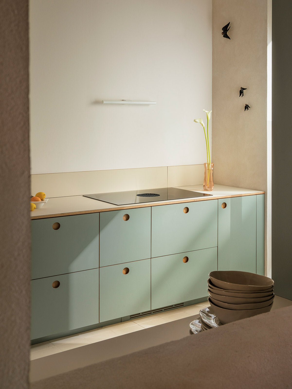 LAMINATED: ultra matte, high resistance, and easy maintenance